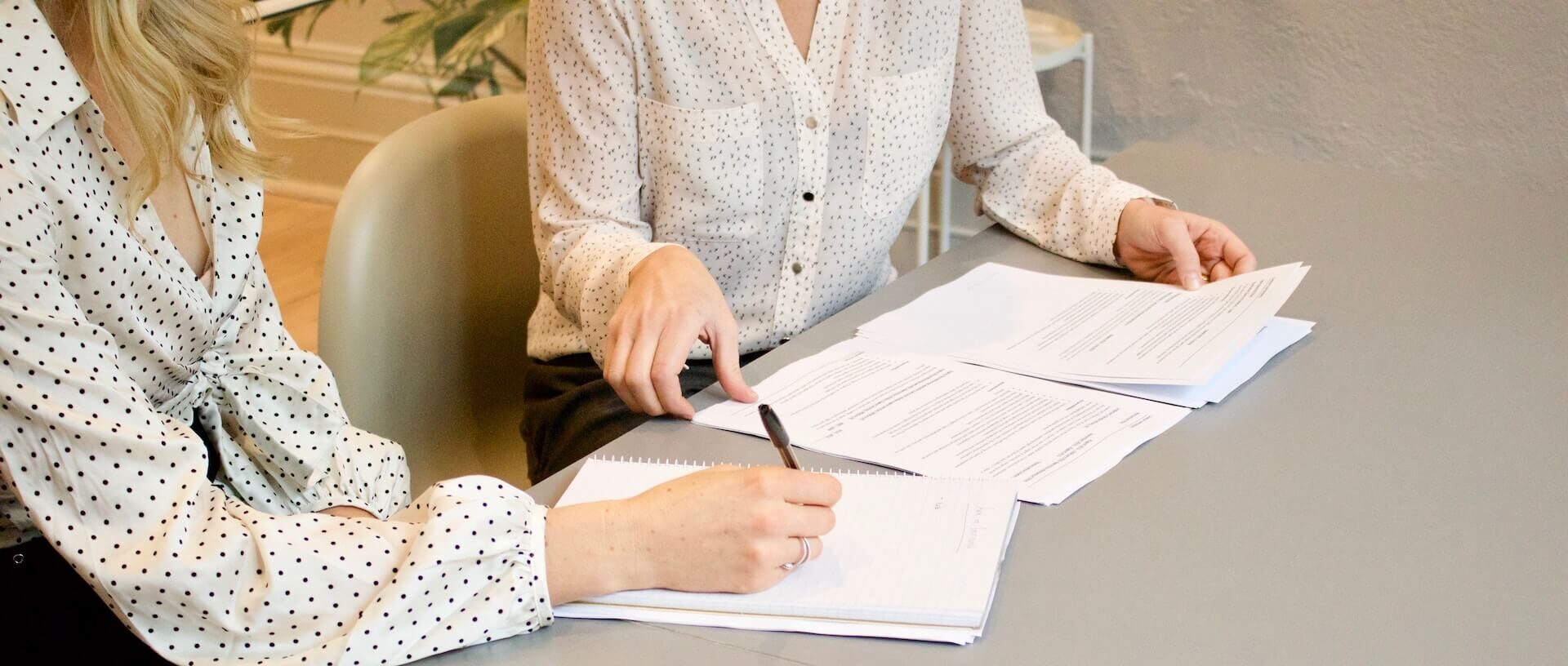 Dokumenty. Grafika do wpisu: Zwolnienie z powodu siły wyższej. Nowość w Kodeksie pracy.